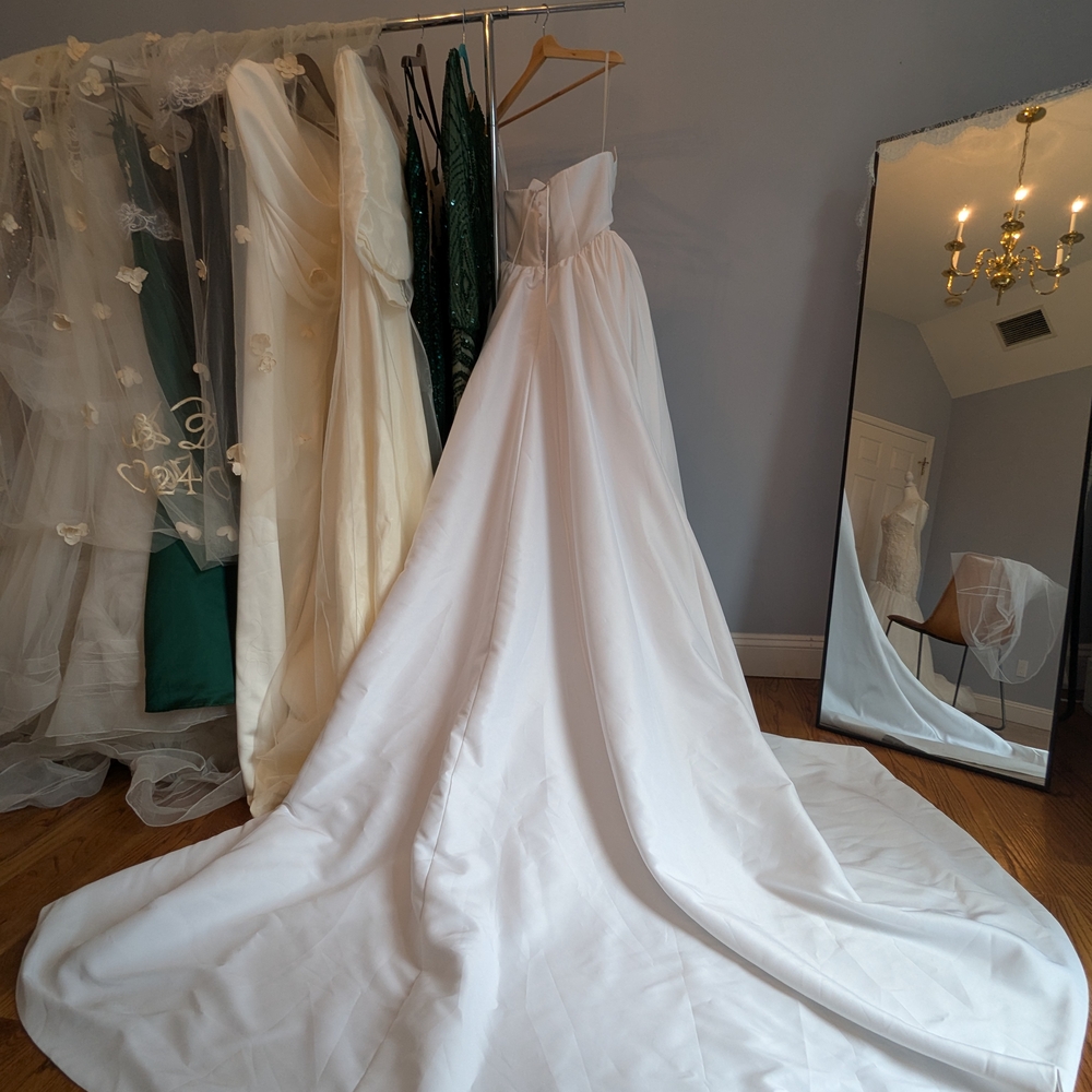 Elegant White Strapless Gown - Picture 3 of 4